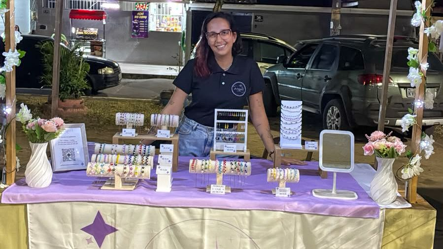 Miriã Angelo com os acessórios da Angeli Acessórios na Praça João Petini