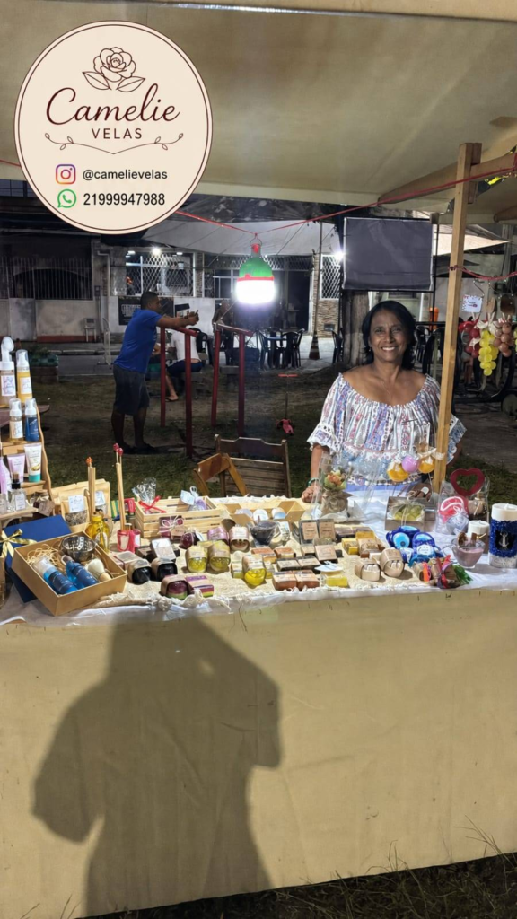 Expositora da Camélie Velas com seus produtos artesanais na Praça João Petini
