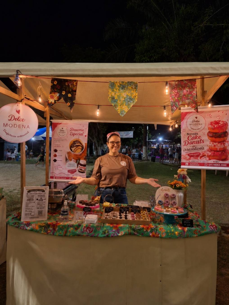 Expositora da Dolce Modena em sua barraca de donuts e brownies na Praça João Petini