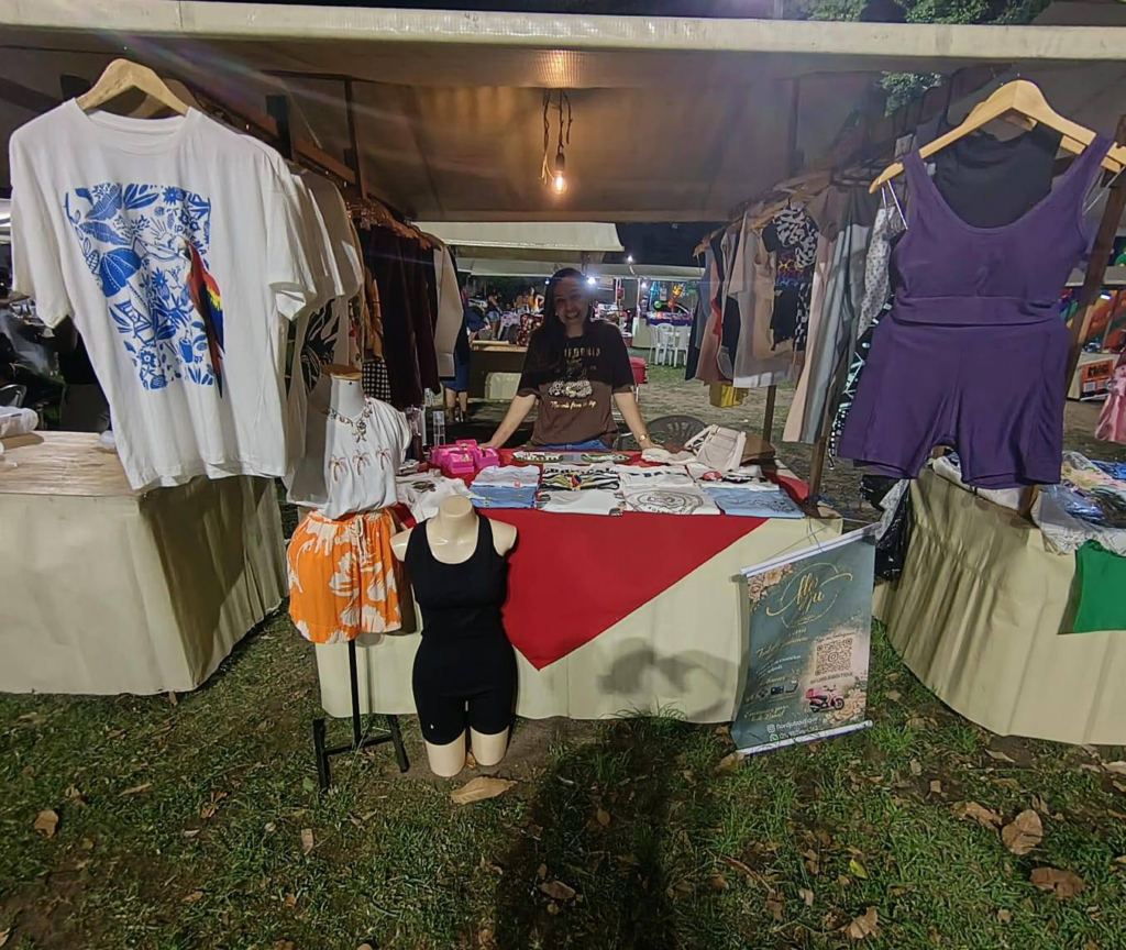 Aline na barraca da Flor d’ Ju Boutique na Praça João Petini