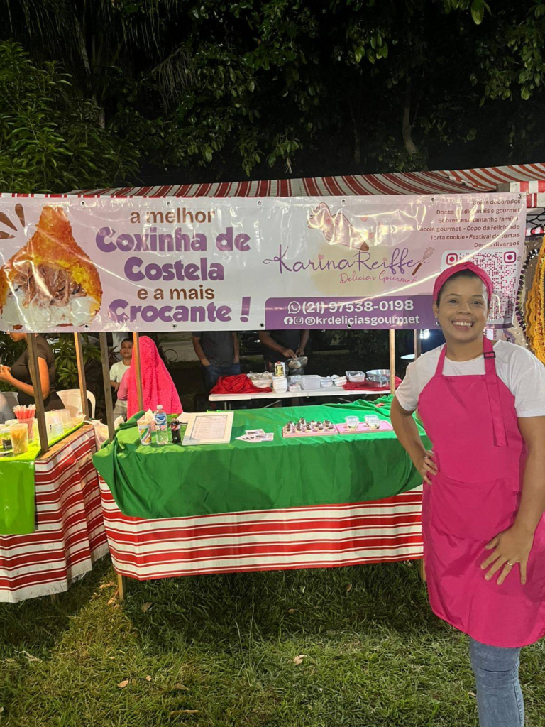 Karina Reiffe na barraca da KR Delícias Gourmet na Praça João Petini