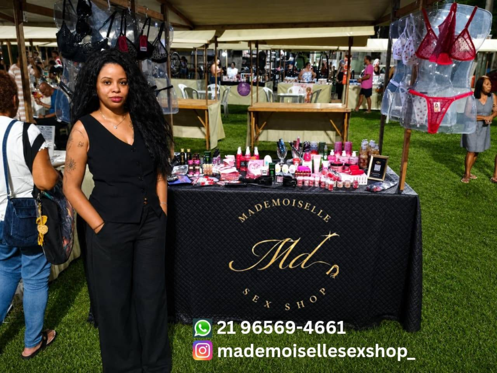 Larissa Castro com os produtos da Mademoiselle Sex Shop na Praça João Petini