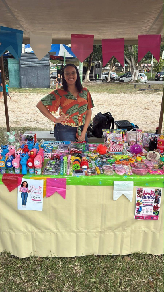 Bruna com os laços, acessórios e brinquedos da Bruna Cunha Laços na Praça João Petini