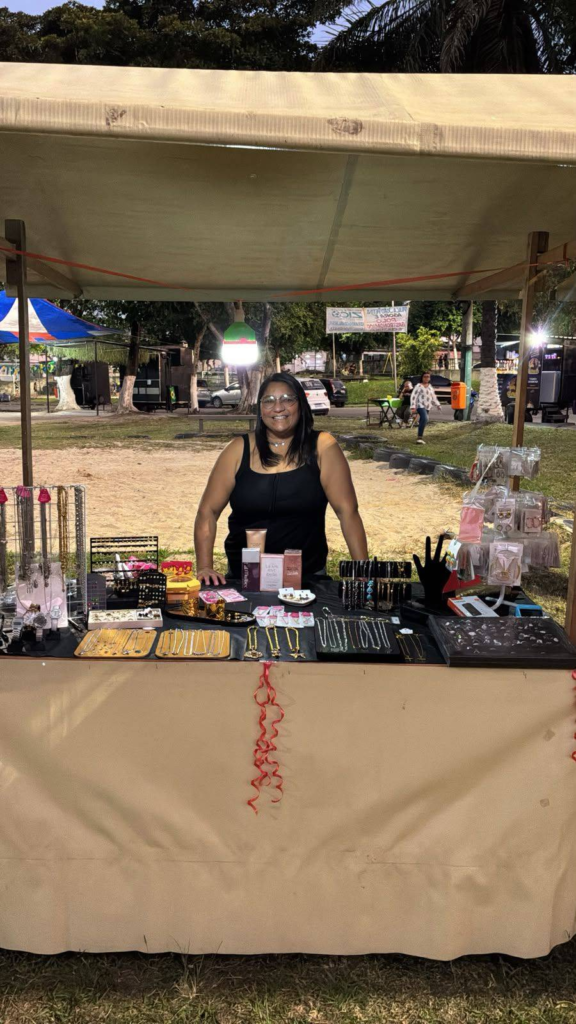 Carla Ribeiro Lima com os acessórios da CS Aço Inox na Praça João Petini