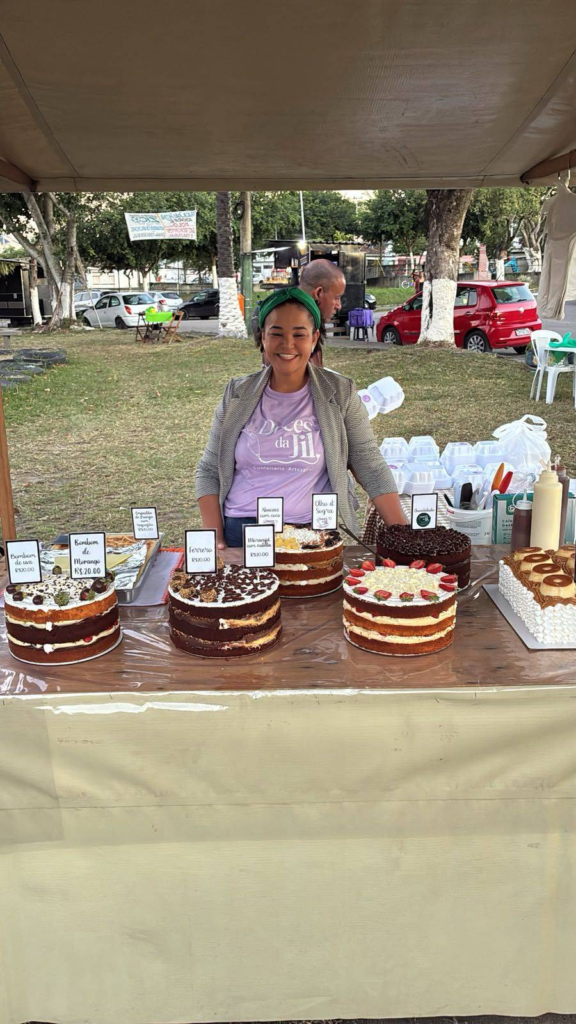 Jicleia Rangel com os bolos artesanais da Doces da Jil na Praça João Petini