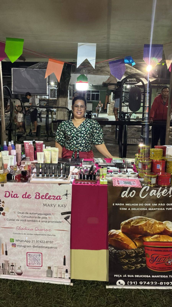 Eliédina com produtos de beleza Mary Kay na Praça João Petini