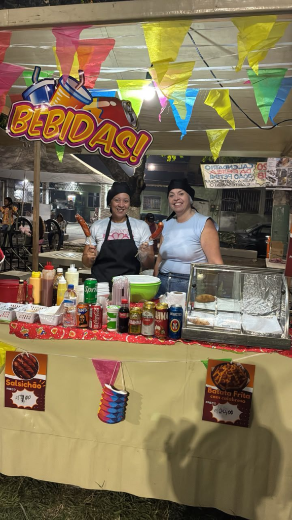 Fabiana Julio em sua barraca de bebidas e petiscos na Praça João Petini