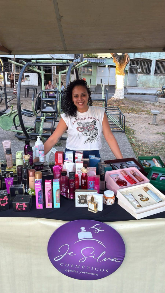 Jeanne Silva com os produtos da Je Silva Cosméticos na Praça João Petini