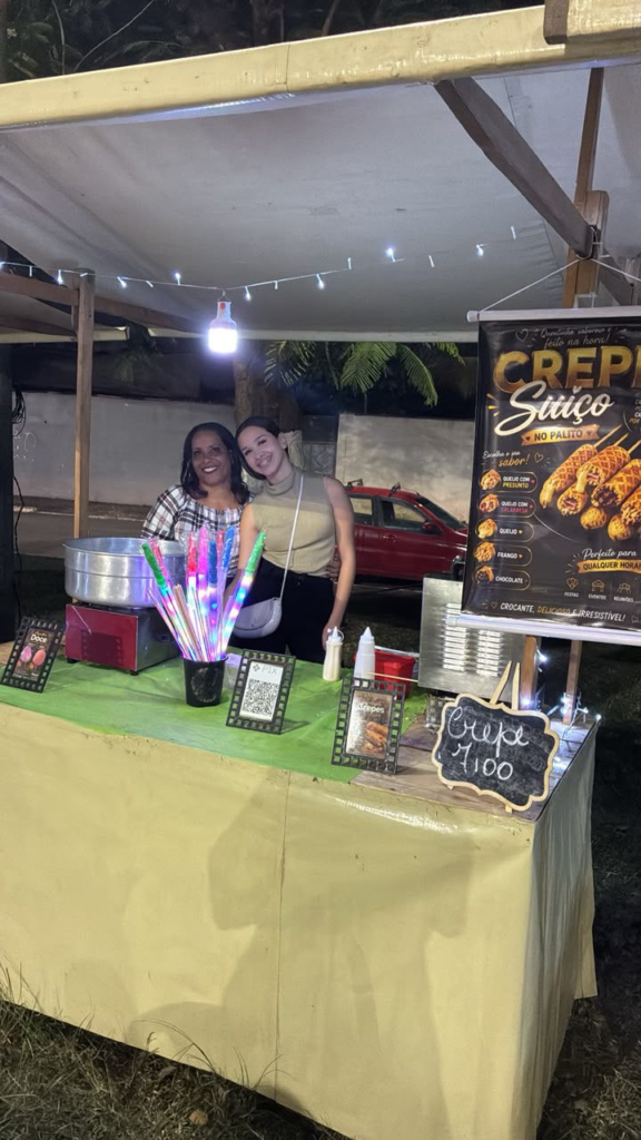 Vanessa na barraca de crepe suíço e doces na Praça João Petini