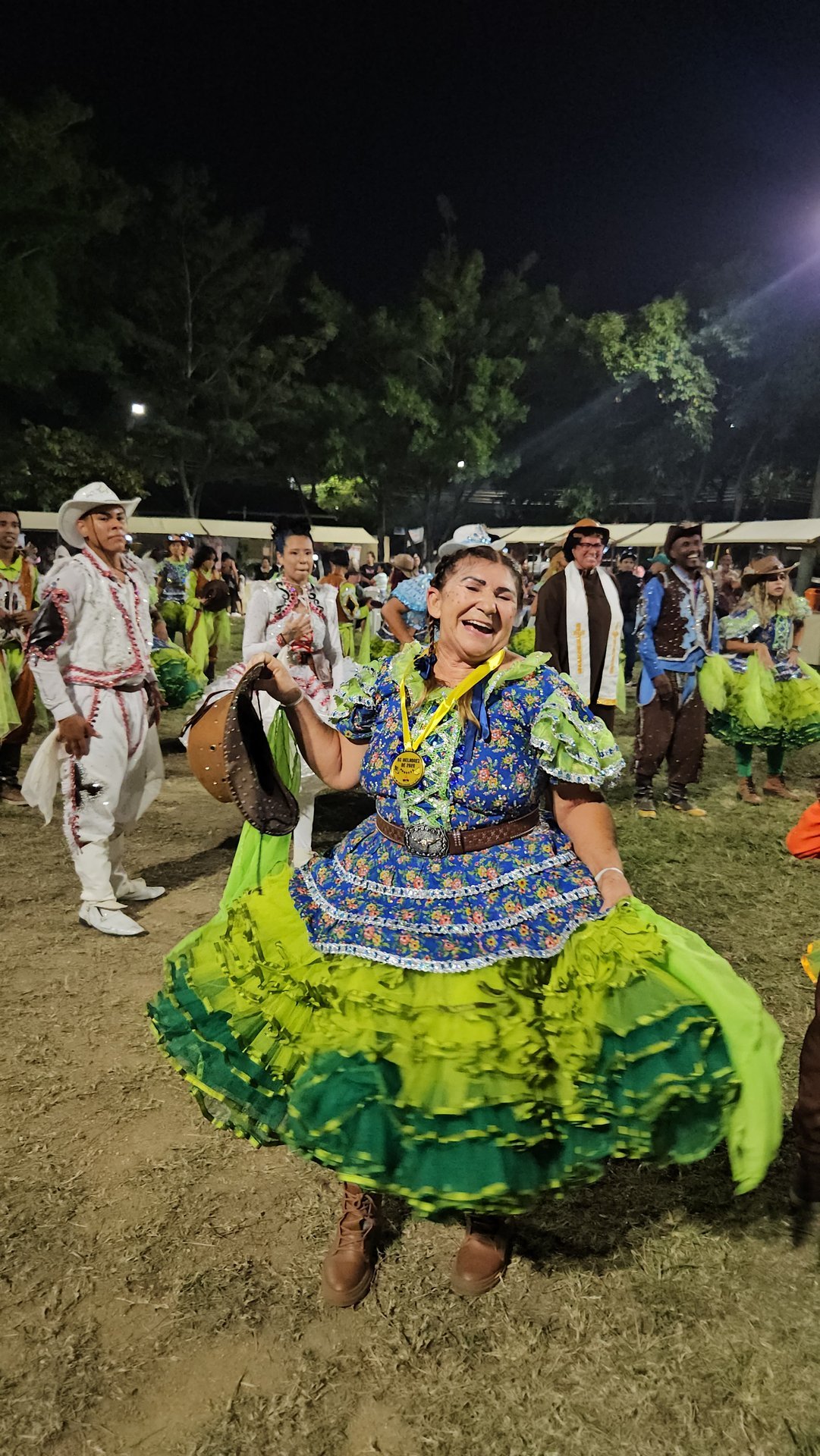 Dançarina sorrindo durante apresentação cultural na Praça João Petini