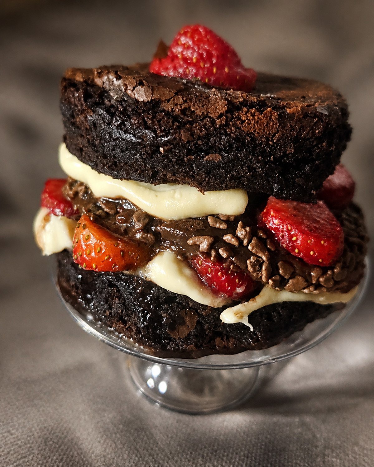 Brownie artesanal com chocolate e morango