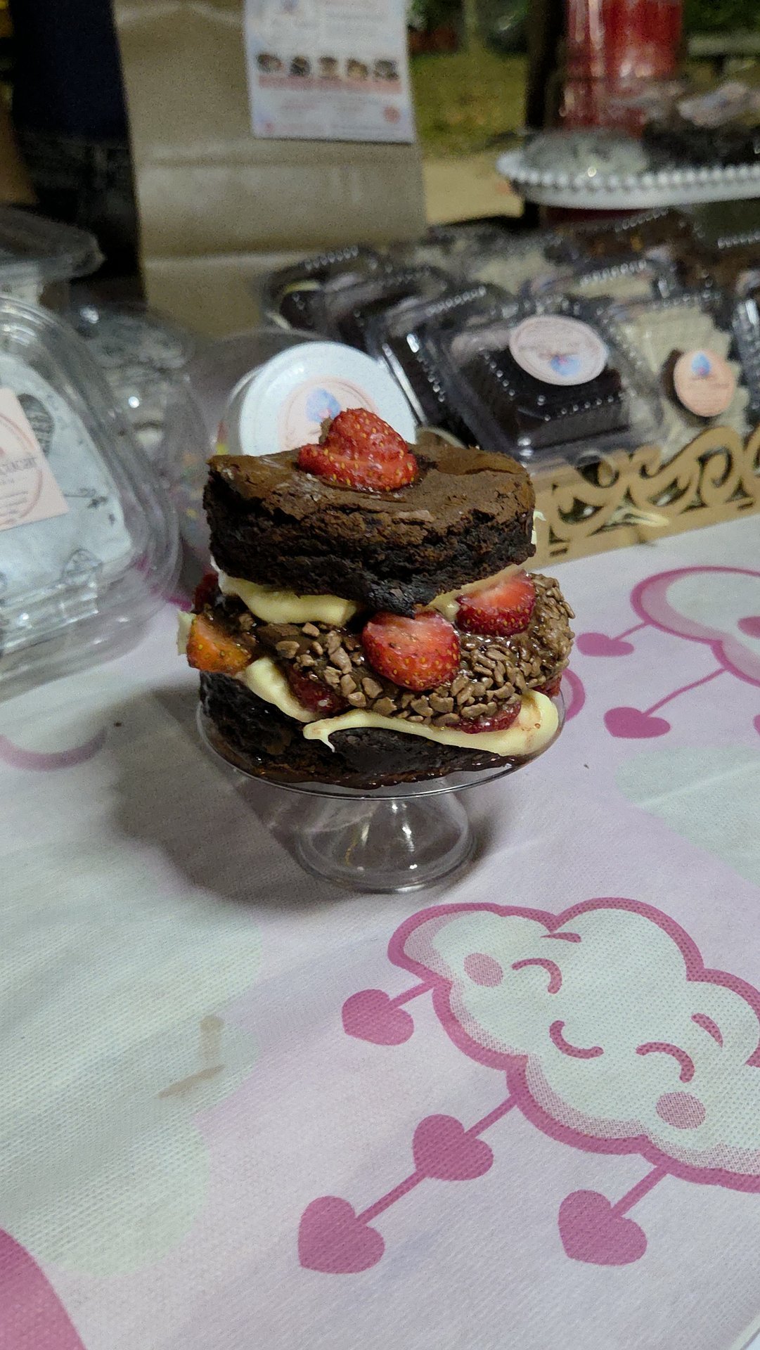 Brownie artesanal com chocolate e morangos