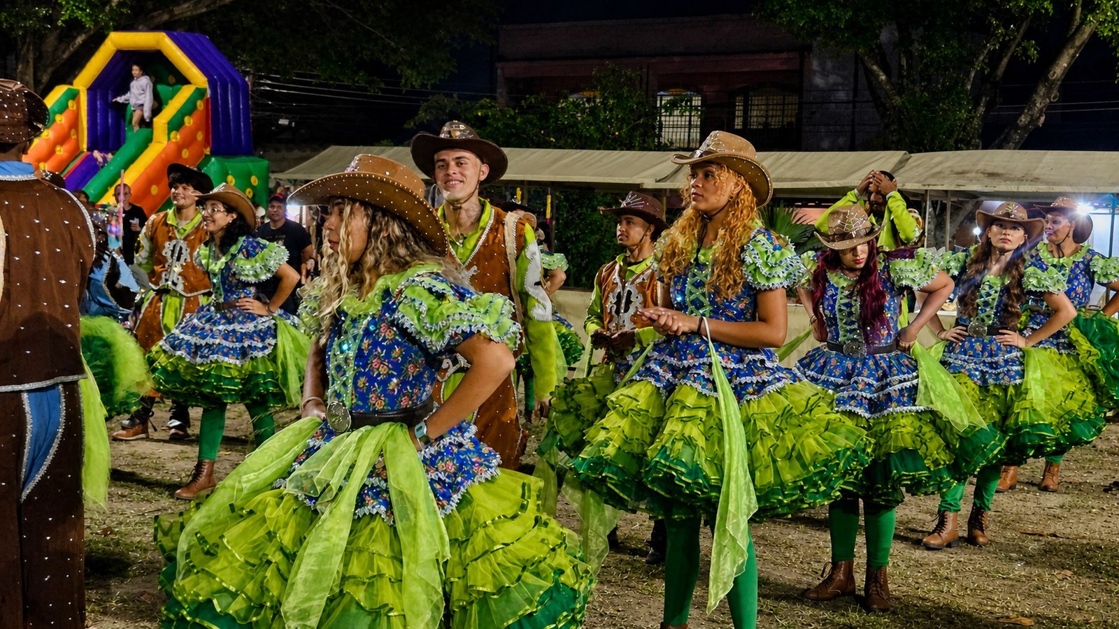 Grupo dançando durante apresentação cultural na praça