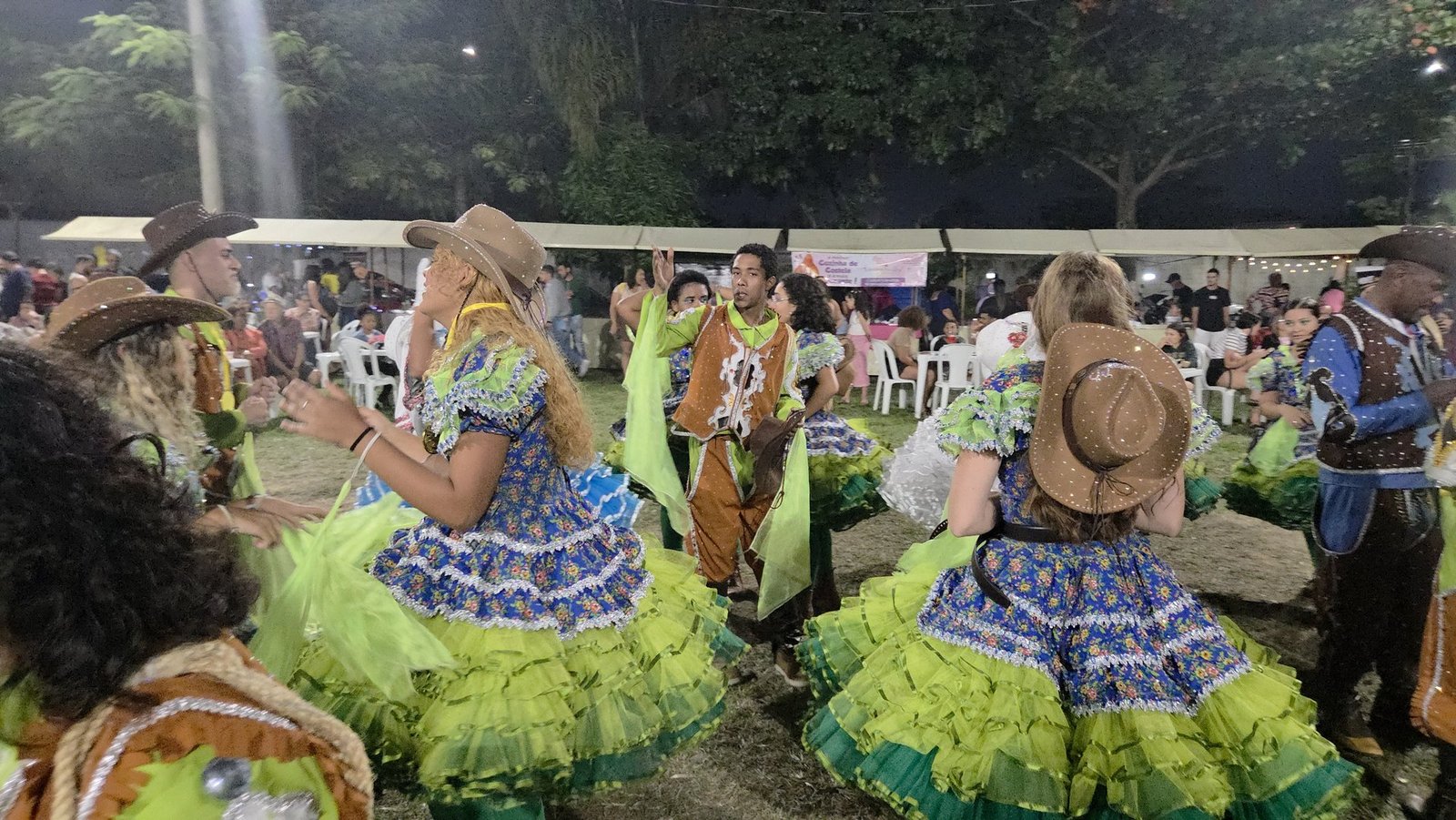 Apresentação de dança popular na praça