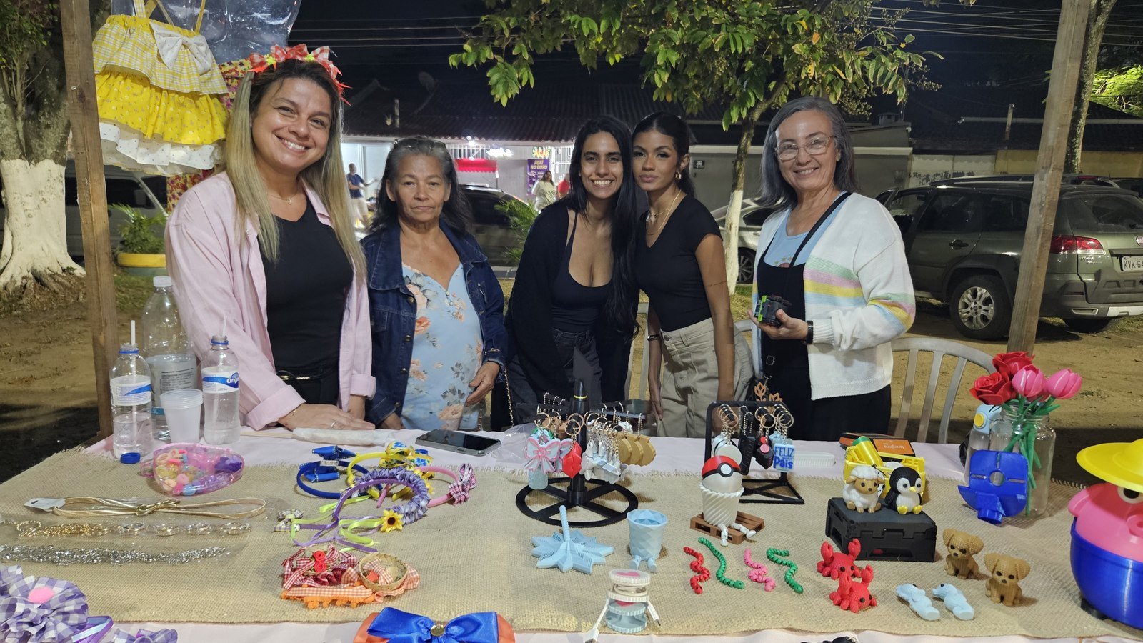 Expositoras reunidas com seus produtos durante a feira