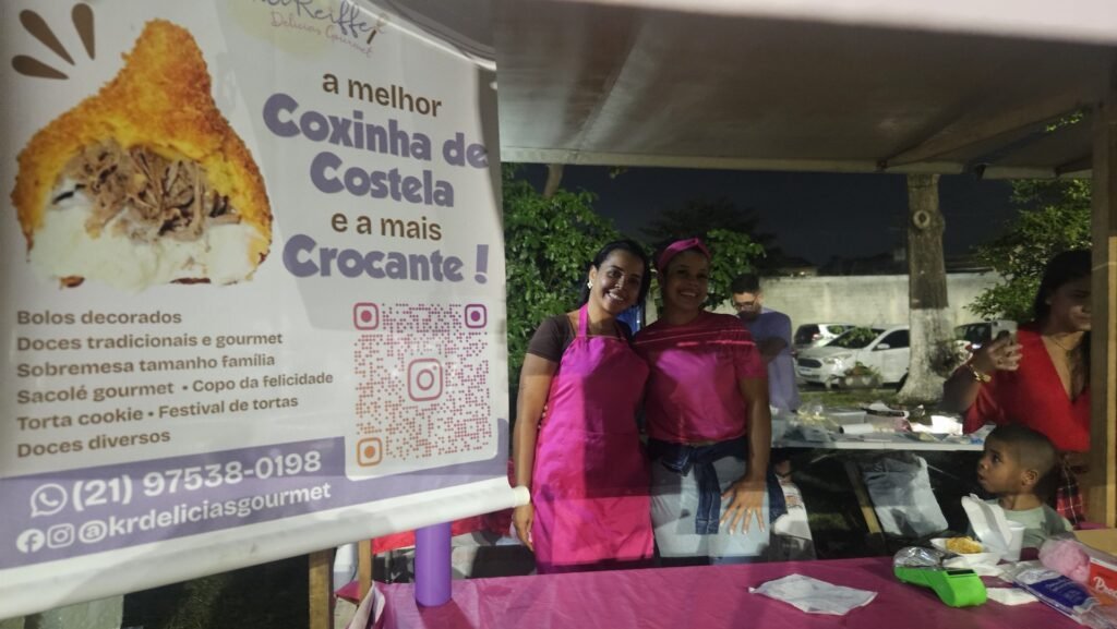 Feirantes da KR Delícias Gourmet em sua barraca na praça